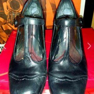 AEROSOLES Black Size 8 Strappy Pumps